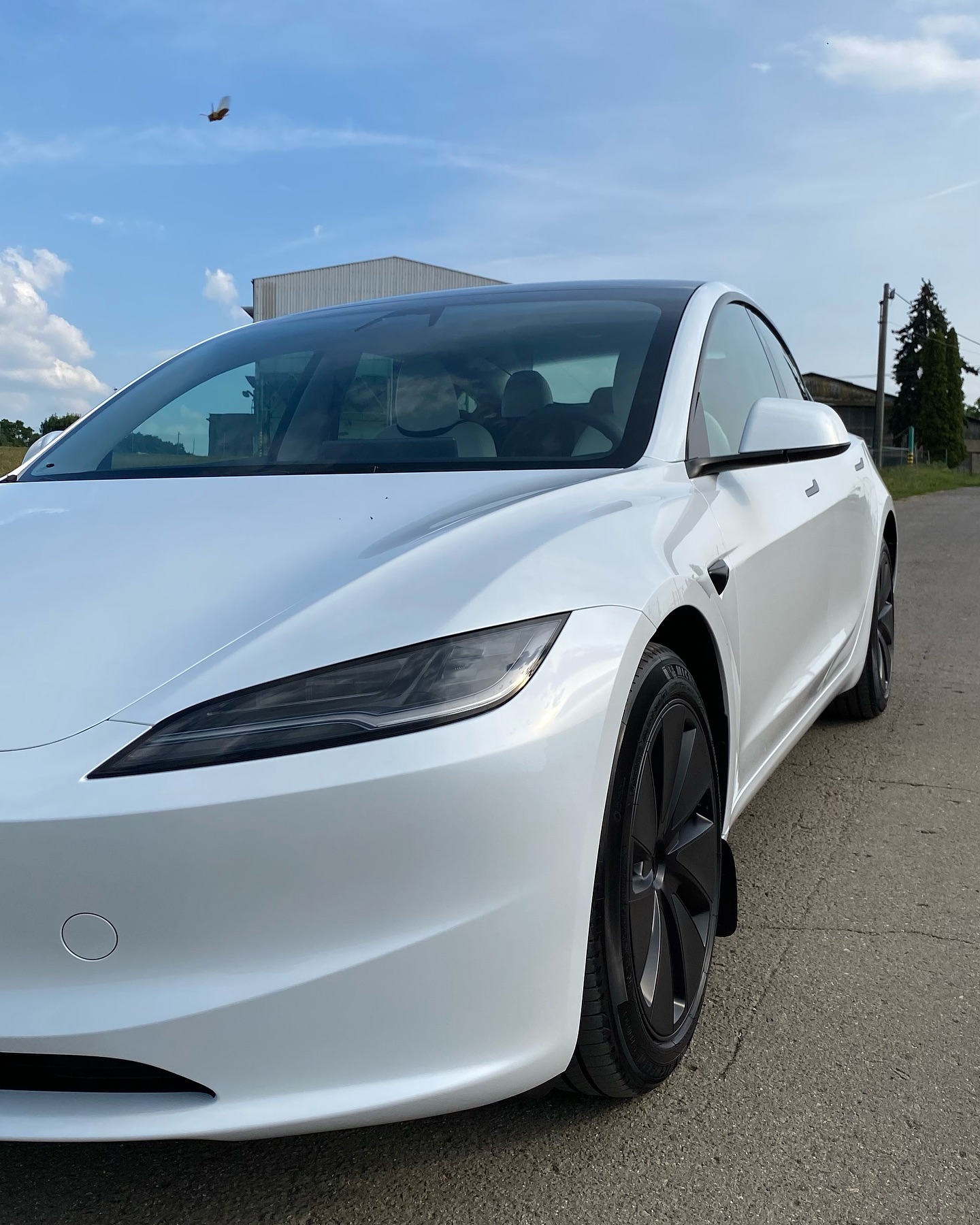 Tesla Model 3 boční pohled